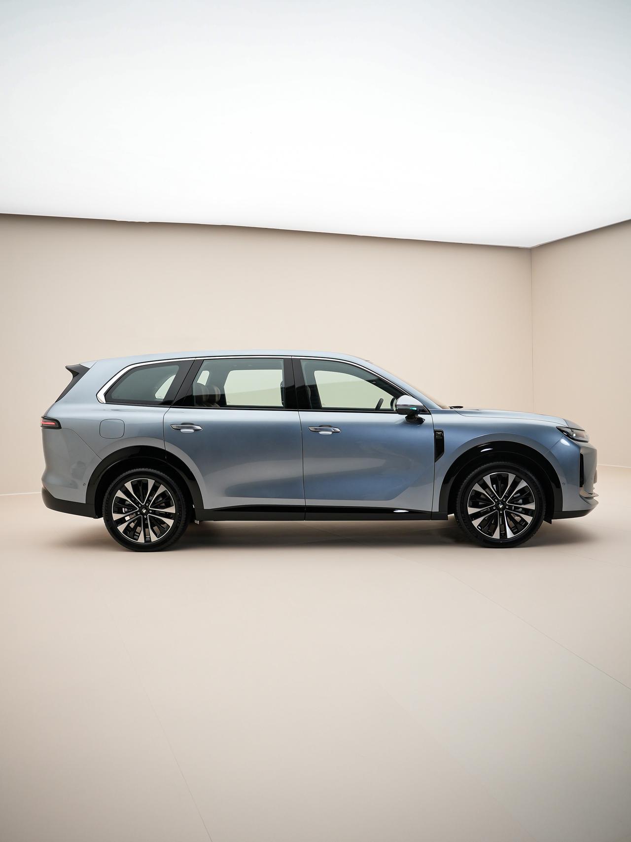 HYK图赏｜华境S前脸温文如玉，没有锋利的切割线条，整个外观透着一股儒雅的气