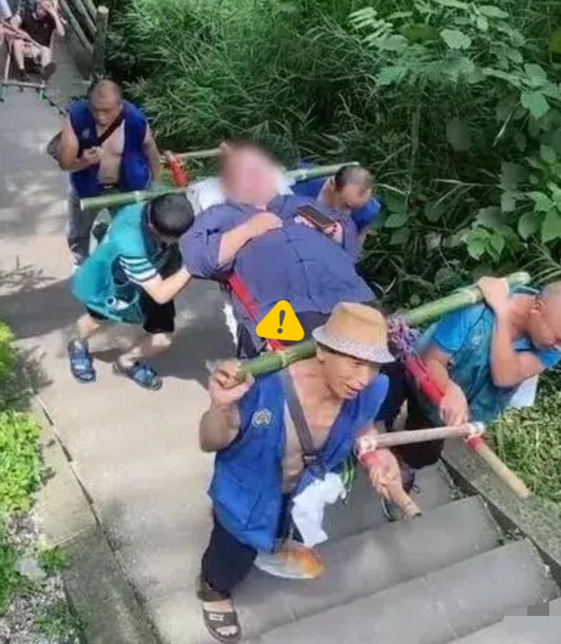 花两万多请人抬上山拜财神，这事儿有啥好吵的？大哥花钱买的是省劲，轿夫们卖的是