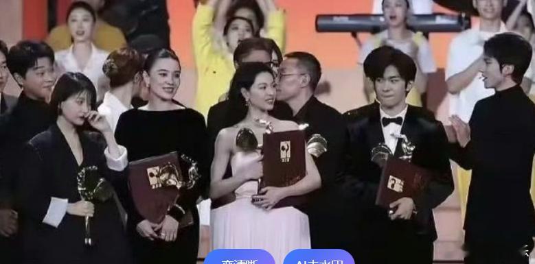 无独有偶，上次抢位风波刚过，最近金鸡奖颁奖礼，钟楚曦又是活跃的女星，因为拿了最佳