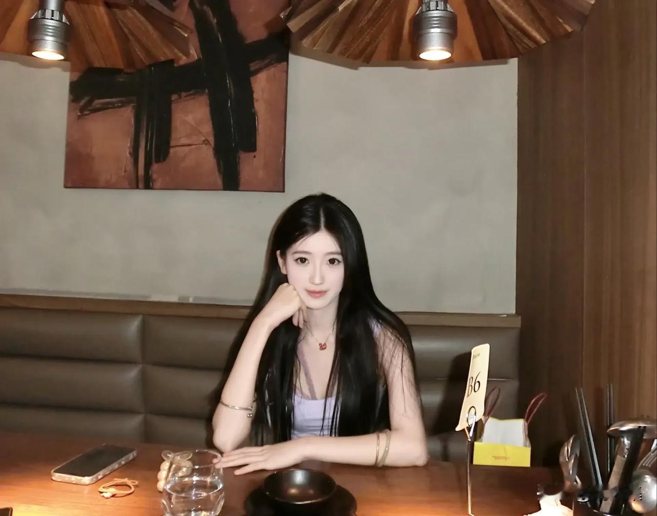 静坐思悠远，心随月影闲。