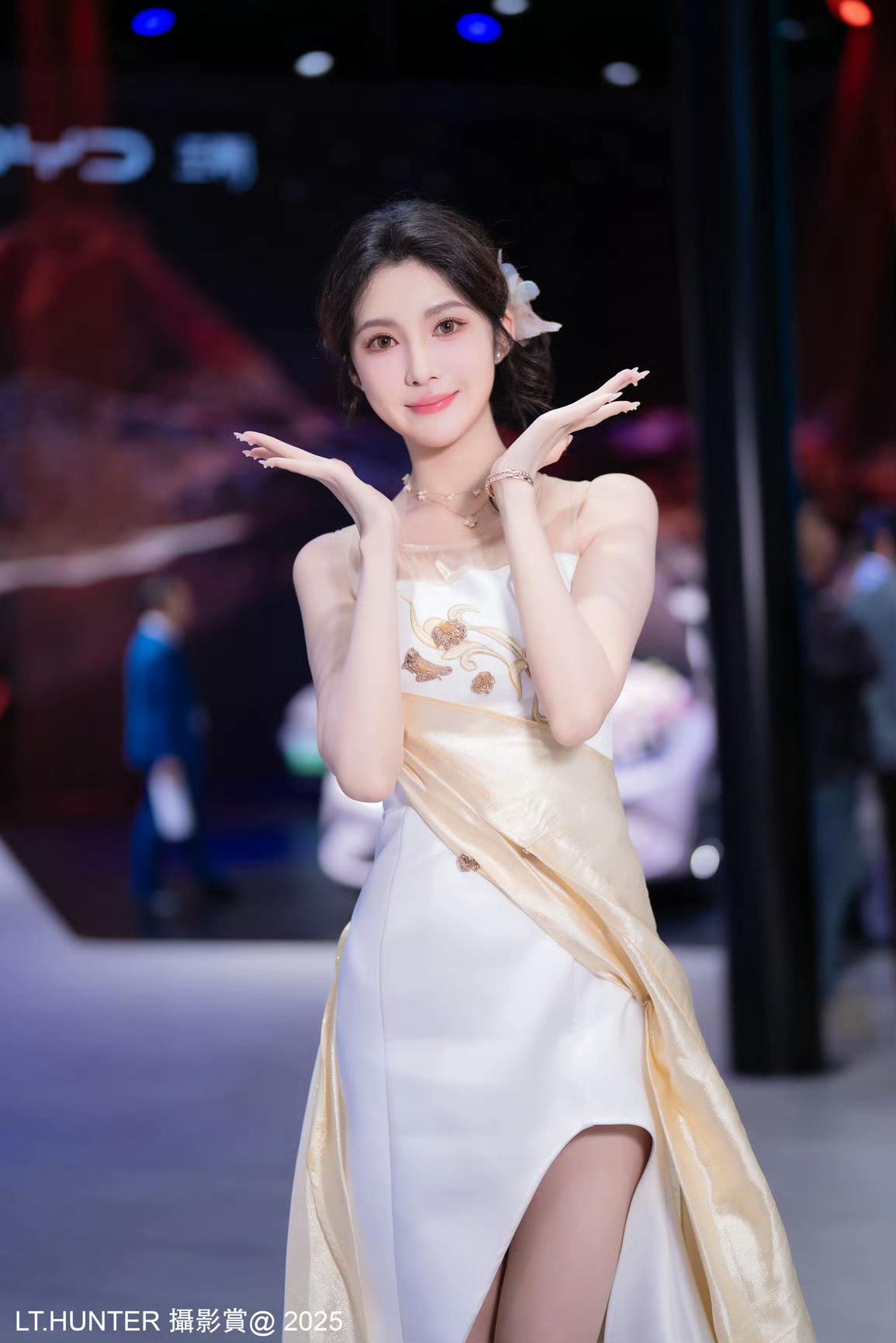 成熟稳重的美女你喜欢吗?美女车模穿搭写真