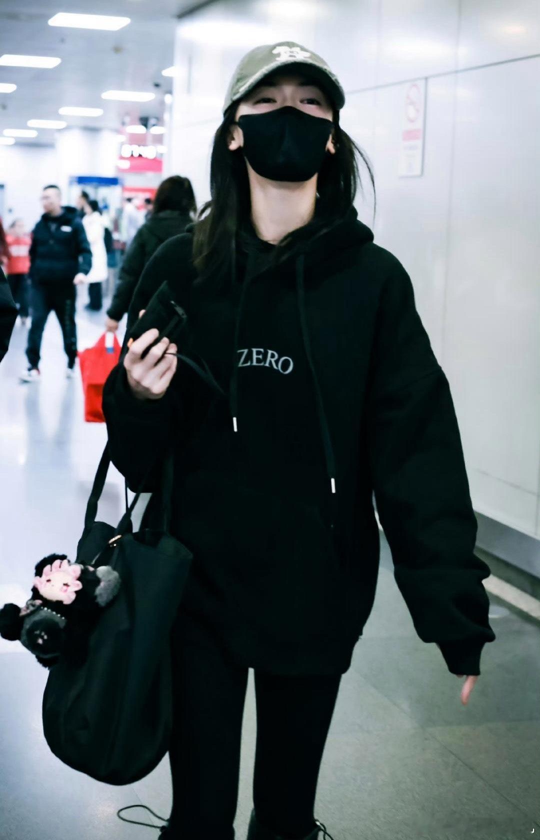 吴谨言和老公机场被偶遇，竟然笑的如此开心，看来婚后生活很幸福吗！