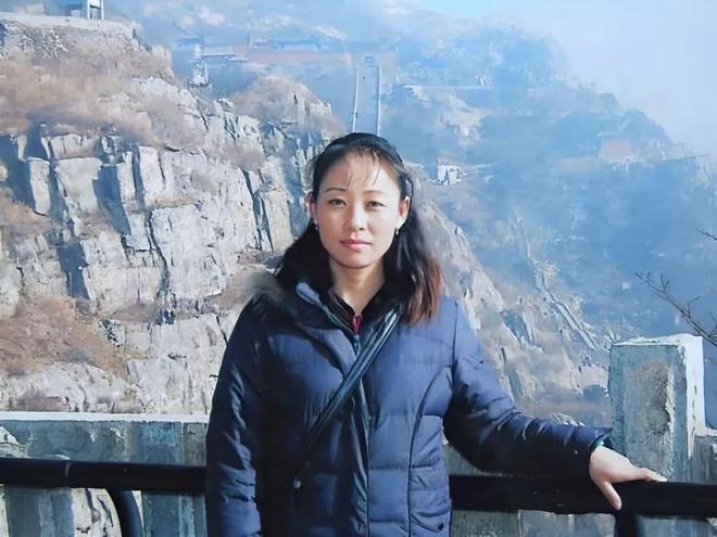 1998年，内蒙古一名女子的自家店铺遭窃，她顺着脚印一路追查到小偷。让人意外的是