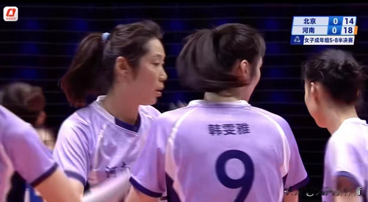 河南女排二传是要把朱婷折磨受伤吗？朱婷扣完球后，基本上都是坐在地上的！小组赛打得