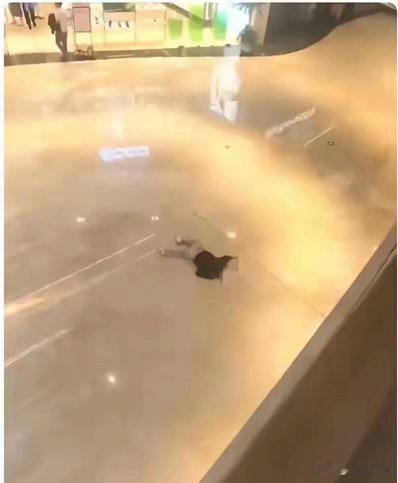 死很容易，想活可就难了周末长治万达有一位女子坠楼身亡，让人唏嘘不已。网友们