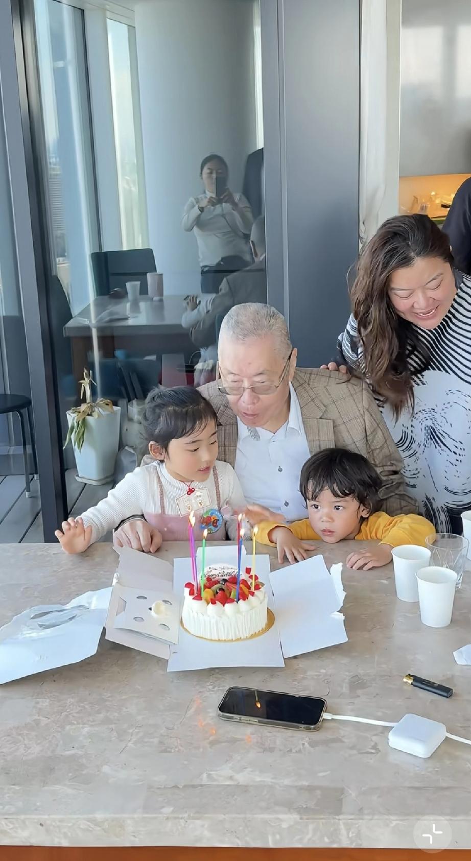 刘诗昆真是老了，过87岁生日，连几根细蜡烛都吹不灭，气息太弱!3月8日是著名