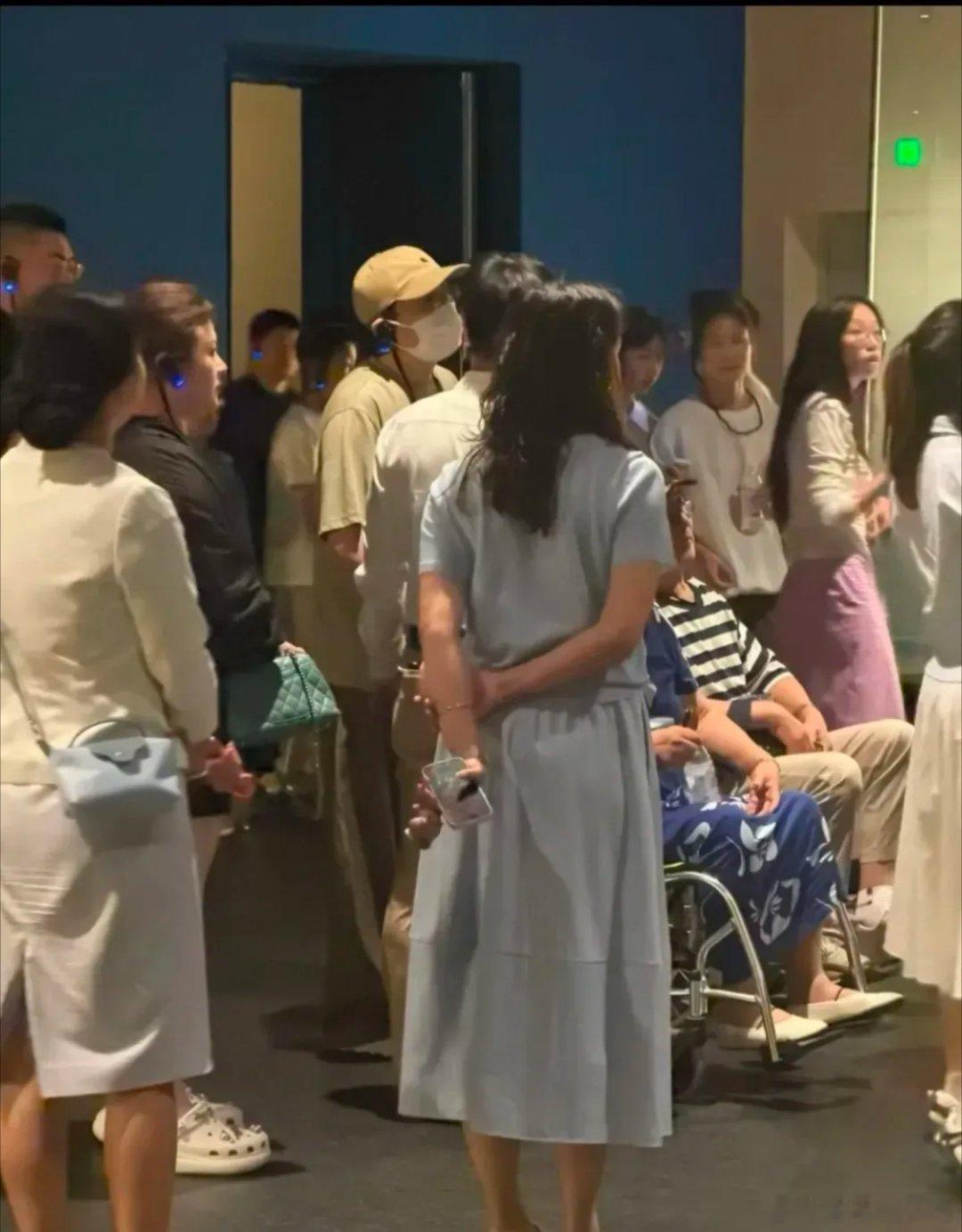 沈腾在成都路演之余，带着全家逛三星堆博物馆被路人偶遇。沈腾捂得严严实实，帽子口罩把脸遮住，穿搭简单低