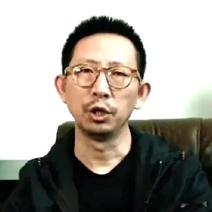 华晨宇，粉丝集体炸锅！近日，华晨宇粉丝集体炸锅了！原因是华晨宇在最新一期的音