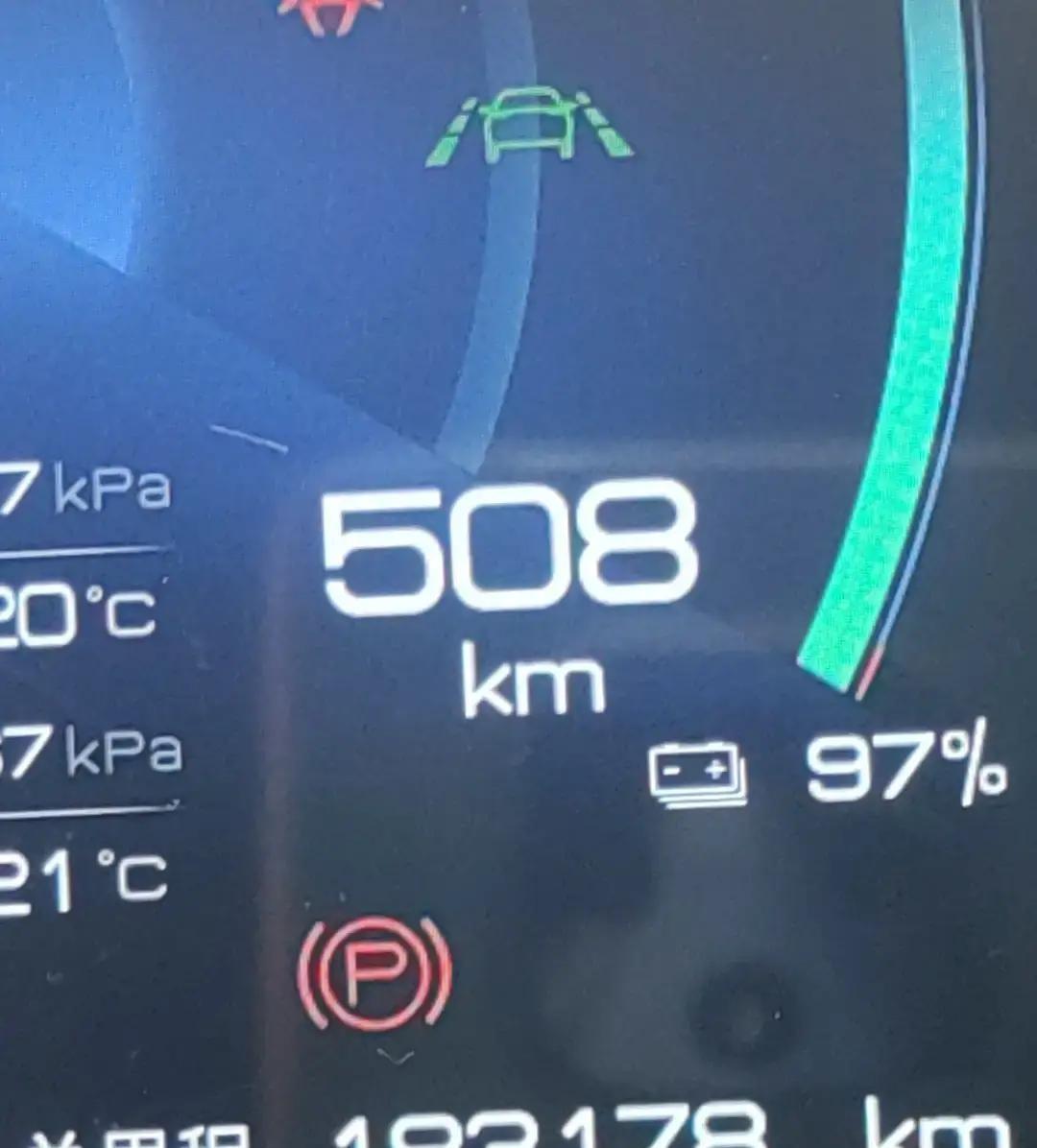 有一辆比亚迪海豹跑了18万公里居然还没换胎。我身边不少朋友开电车，开个七八万公里