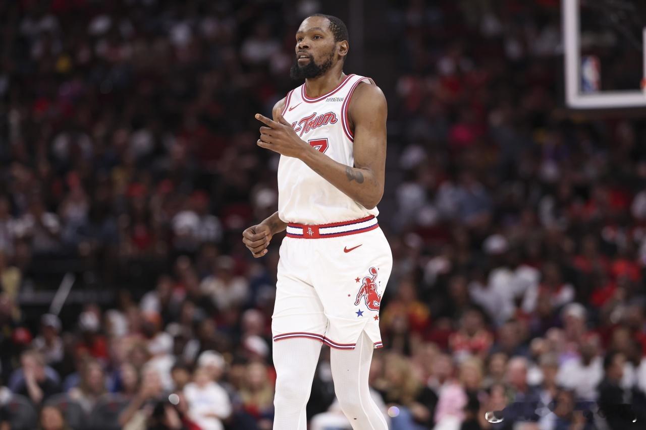 Shams：我被告知，杜兰特在训练中膝盖撞到队友受伤，在周五接受了核磁共振检查。