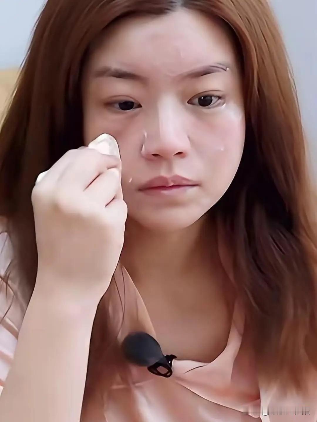 这才是真实的陈妍希！素颜下的她，真的好真实，脸部浮肿，完全就像泡发的馒头，她