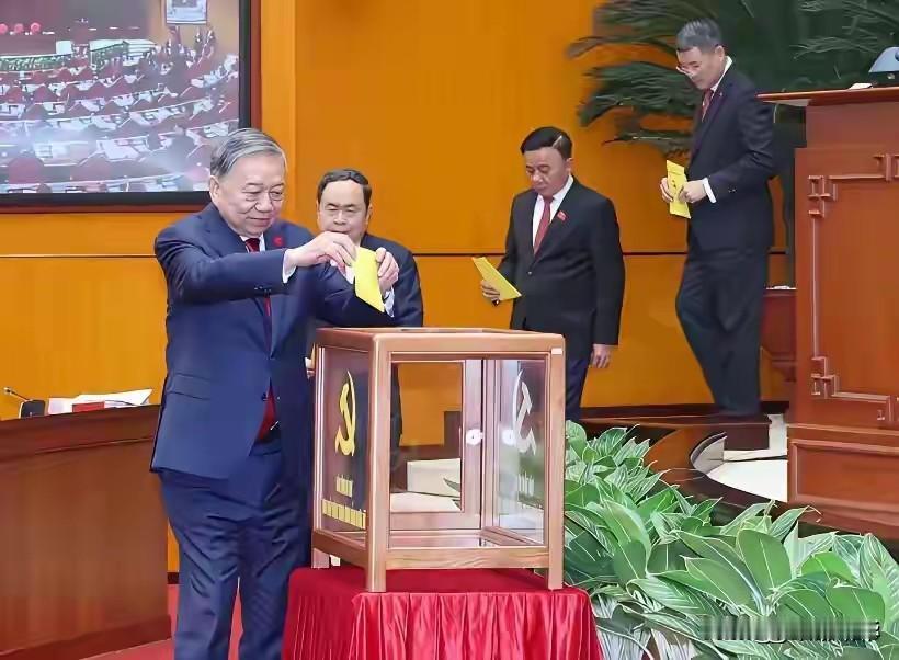 从投票的顺序可知，这届新任“四驾马车”的座次已排定，苏林仍然是越南第一号人物，依