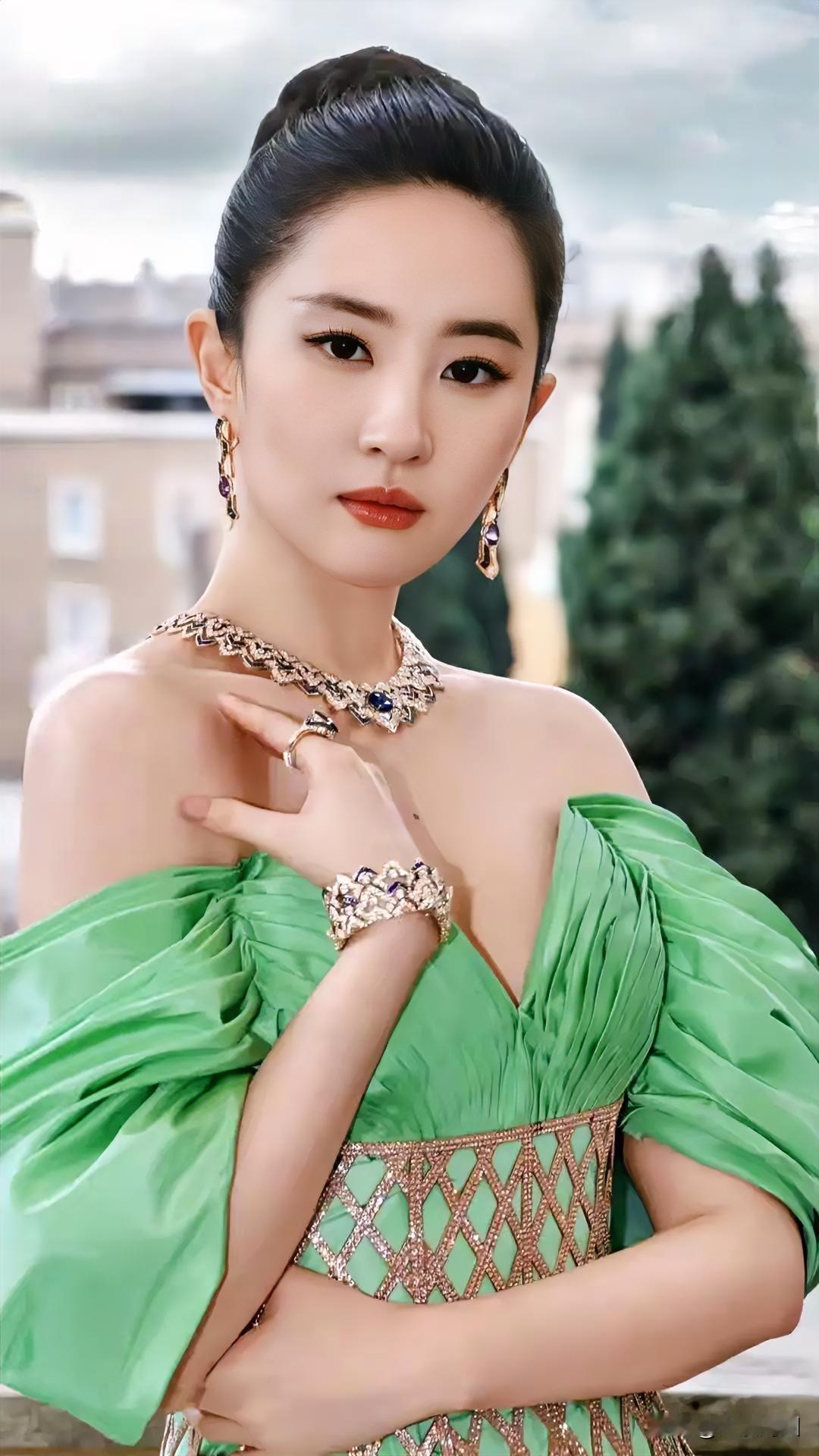 刘亦菲穿优雅绿裙搭配闪耀珠宝，那都市女神风范直接拉满！绿色裙子衬得她肌肤胜雪，气