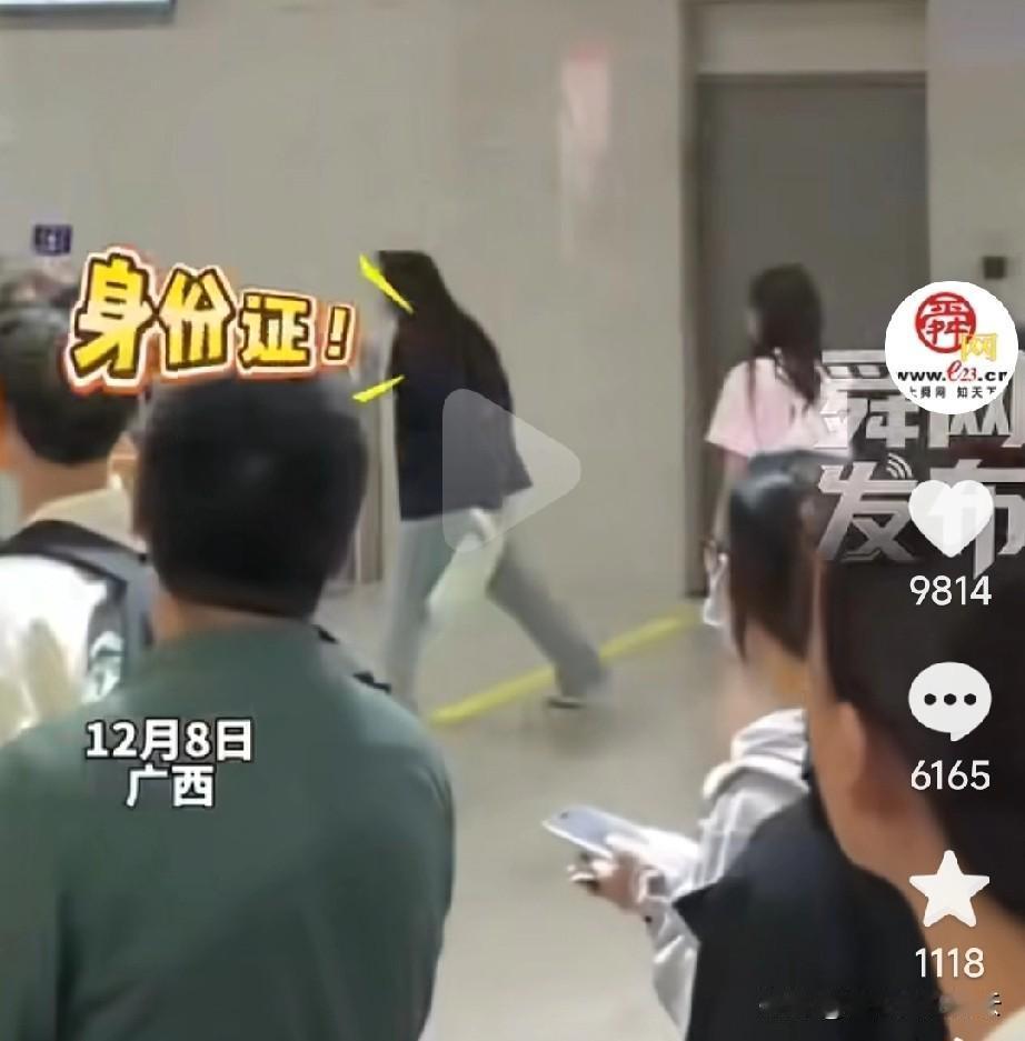 男孩的父母看到这会是什么感受呢？广西一候车厅里，一女子找不到身份证了，大吼着问