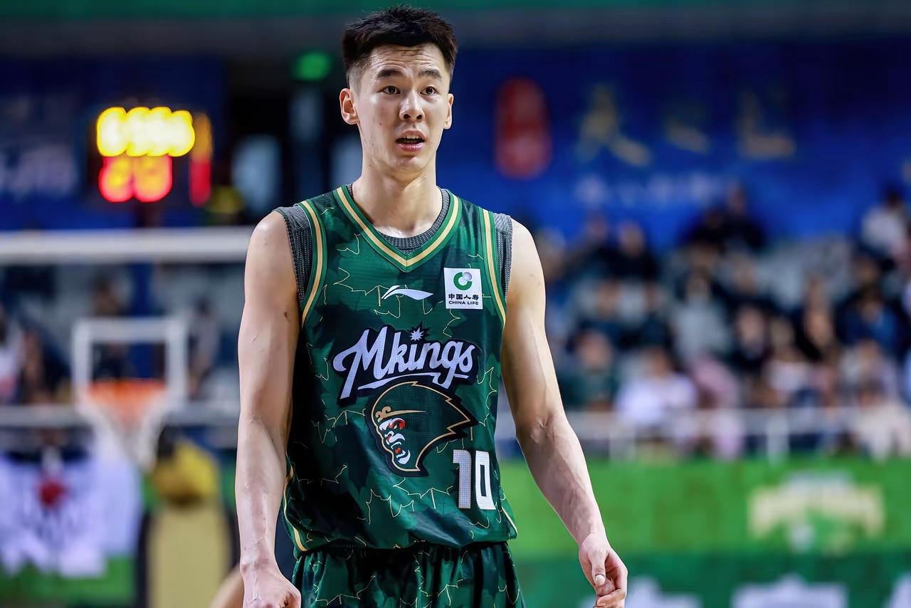 大家发现没，昨晚中国男篮公布了短期男篮集训营，郭昊文又又落选了，作为本赛季CBA