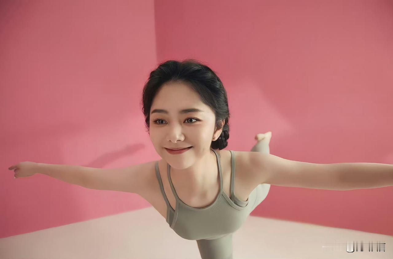 看多了身形颀长的女明星，谭松韵这种袖珍肉感的身材倒是莫名接地气，别有一番亲切感。