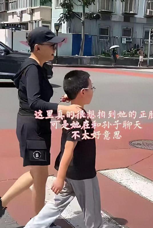 7月13日，有关她和两个孙子的近照引发讨论，过去几年，宋丹丹因为保持运动习