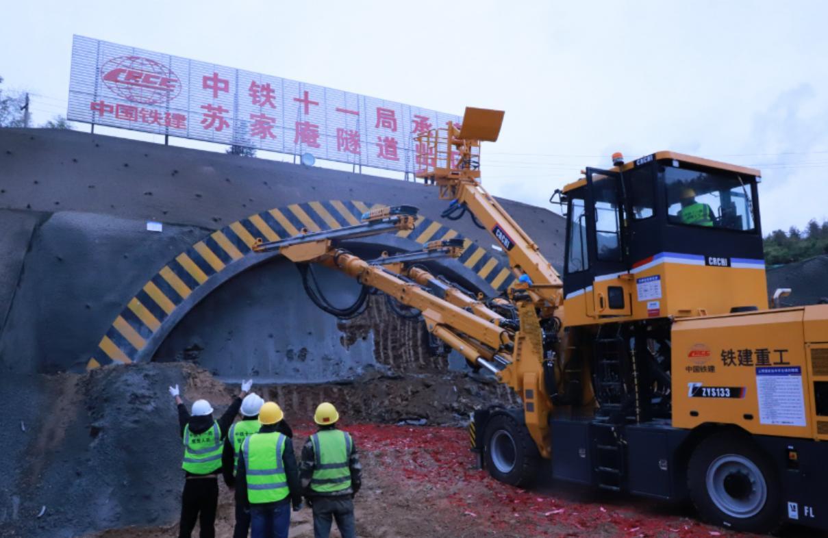 最近，长赣高铁湖南段传出新消息——首座隧道正式进洞施工，全线进入加速阶段。很多