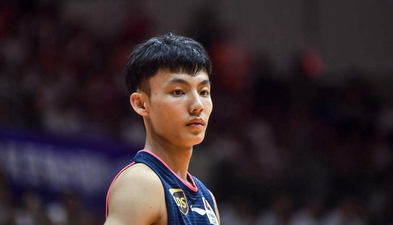 朱芳雨收到建议！与北京男篮的比赛中，徐杰因为伤病而不得不缺席比赛，并且到北京当地