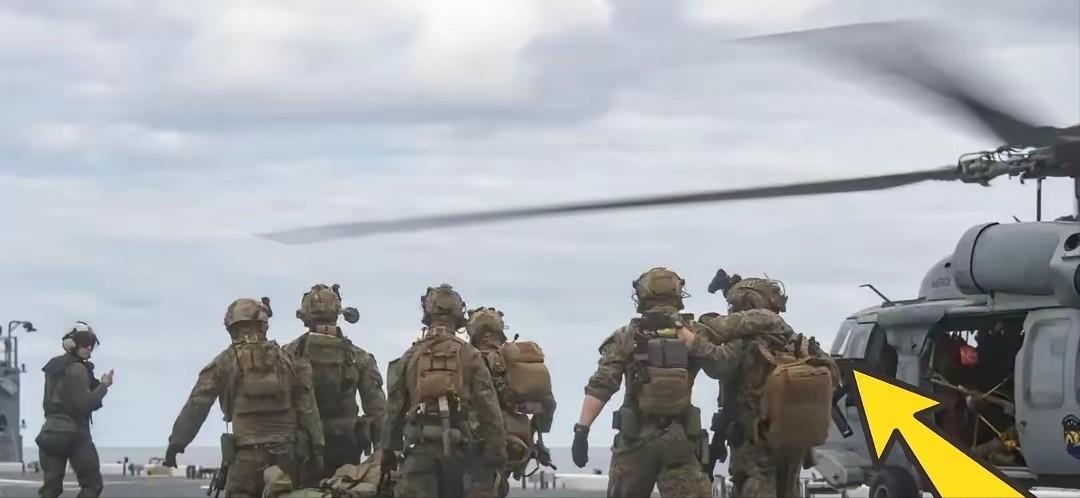美国人彻底摊牌了。直接从日本抽走2500名最精锐的海军陆战队员，登上的黎波里号两