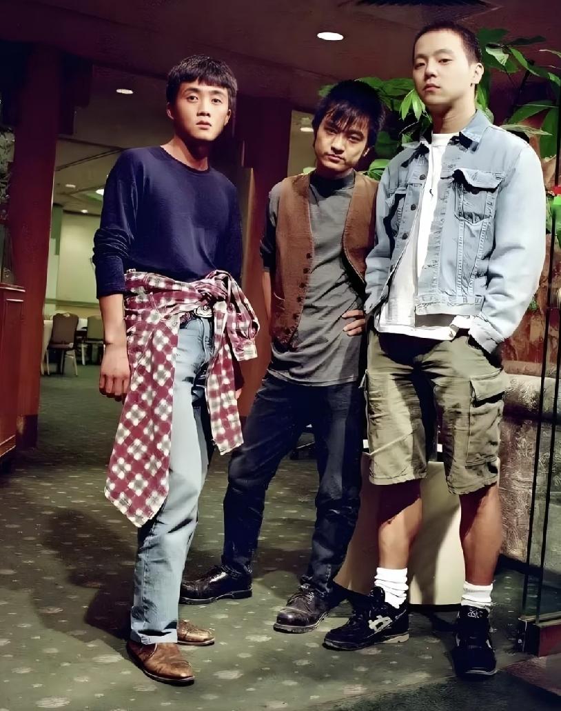 魔岩三杰时期的张楚、何勇和窦唯；年轻真好，脸上写满青春的骄傲和无邪。拍摄者是