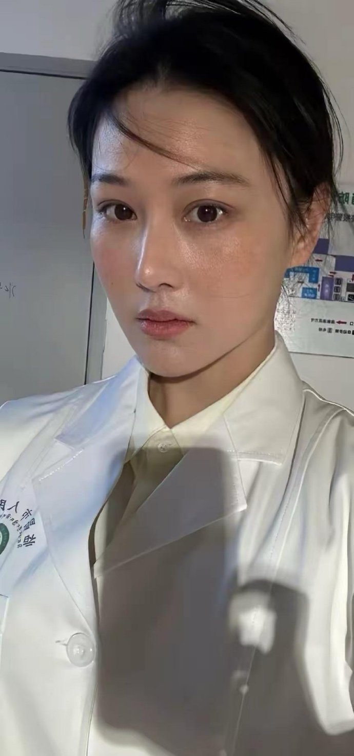 张馨予的无美颜无滤镜素颜也太能打了！原生五官干净耐看，状态自然又真实，好感度拉满