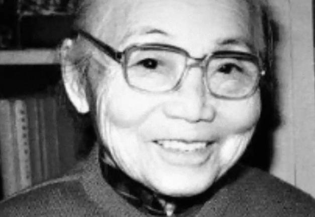 1925年，苏州豪门潘祖年病入膏肓。临终前，他屏退众人，只留下20岁的孙媳妇，开