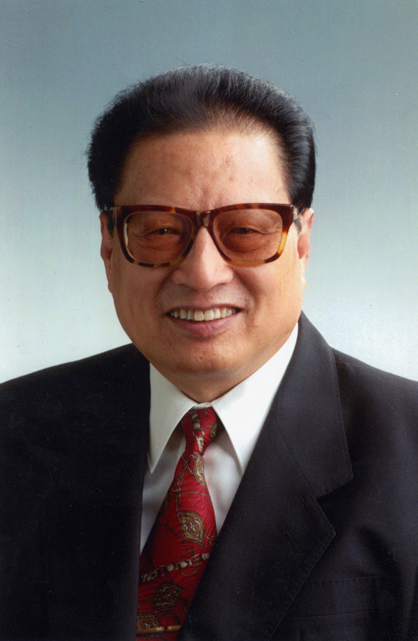 还记得这位大人物是谁吗？他叫蒋志彤，后来有一个广为人知的化名。他的夫人是蒋介石