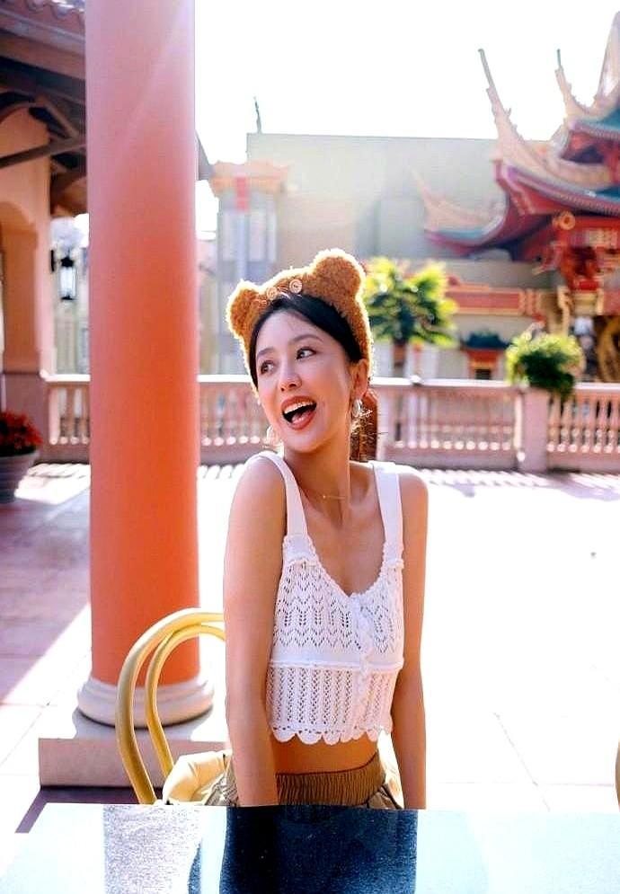她不是在减肥，是在过日子。酒店走廊铺个垫子，弹力带一绑，收工后二十分钟，腰围就