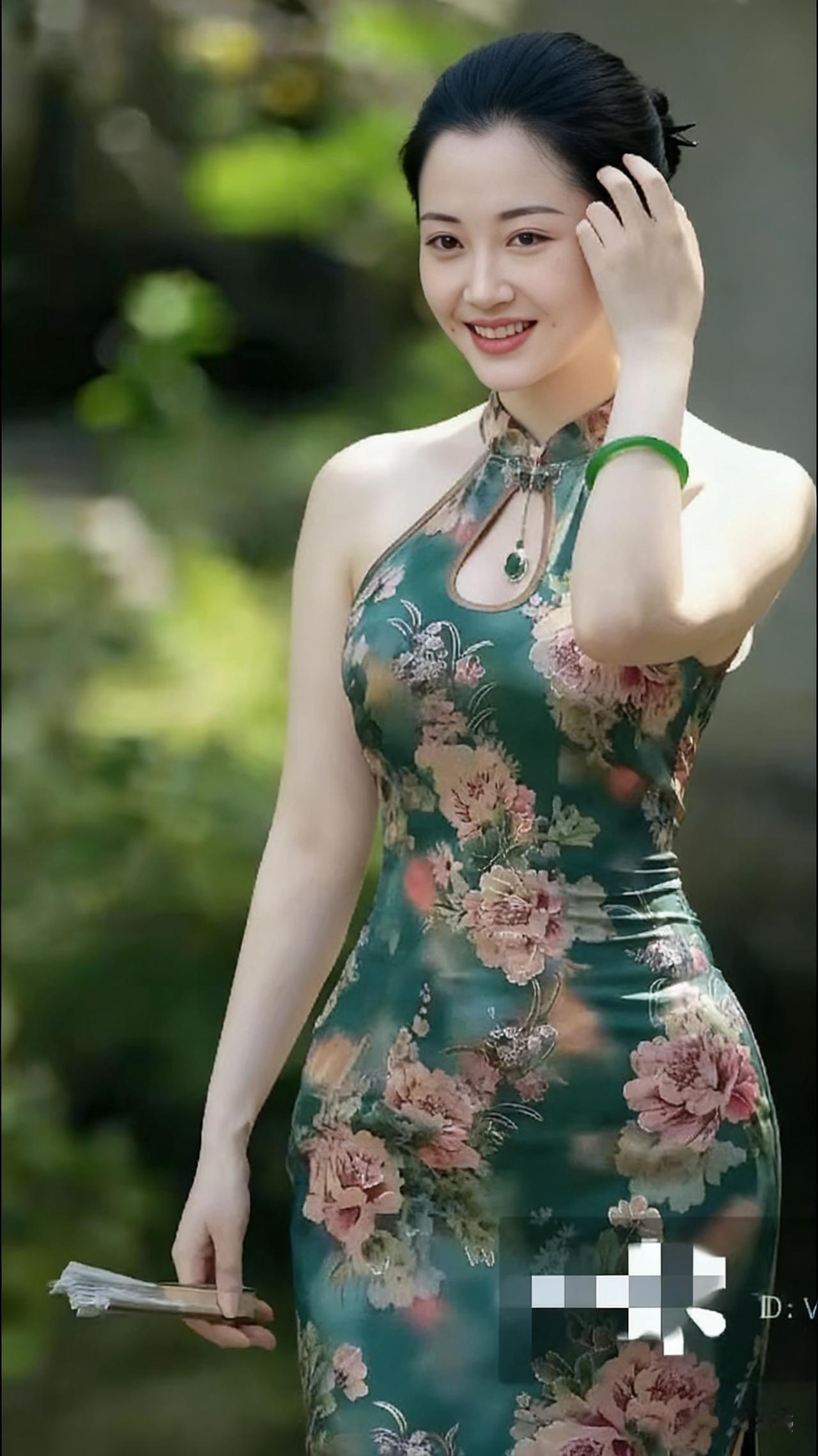 优雅绿意中，花裙飘逸间，自然美如画