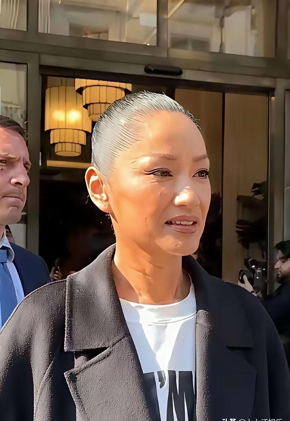 你记忆里的瞿颖，还是那个踩着高跟鞋走T台的超模吗？现在的她，头发白了大半。却