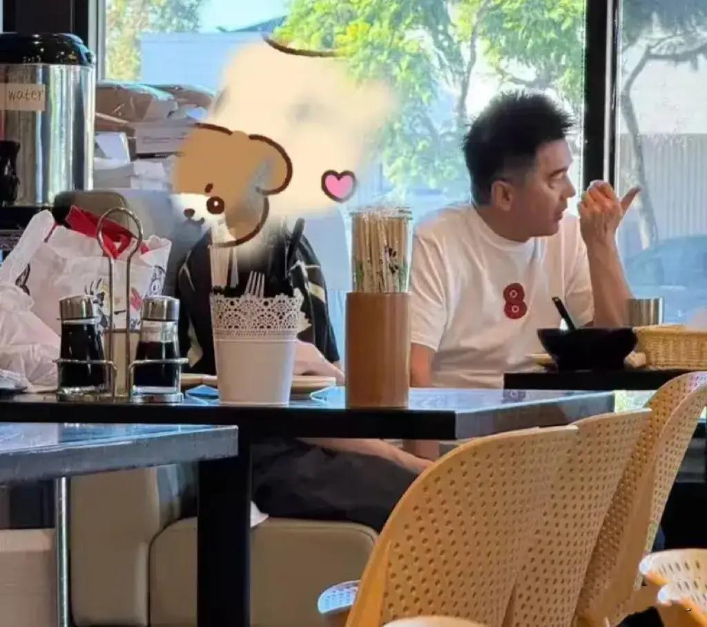 24岁儿子捧骨灰盒送别母亲，父亲却在万里之外陪幼子吃饭？许亚军这波操作，到底有没