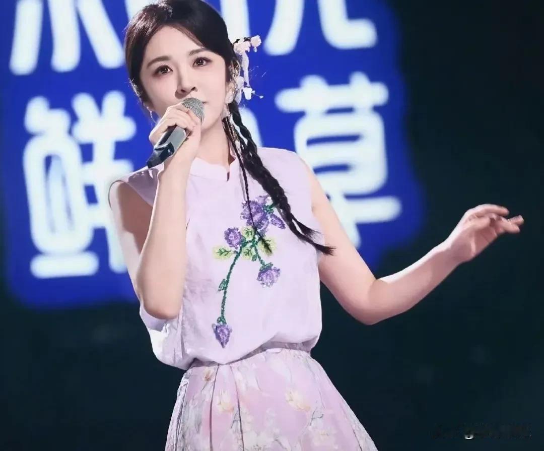 演员王晓晨，难掩激动！8月8号，演员王晓晨突然冲上热搜！这回不是因为和俞灏