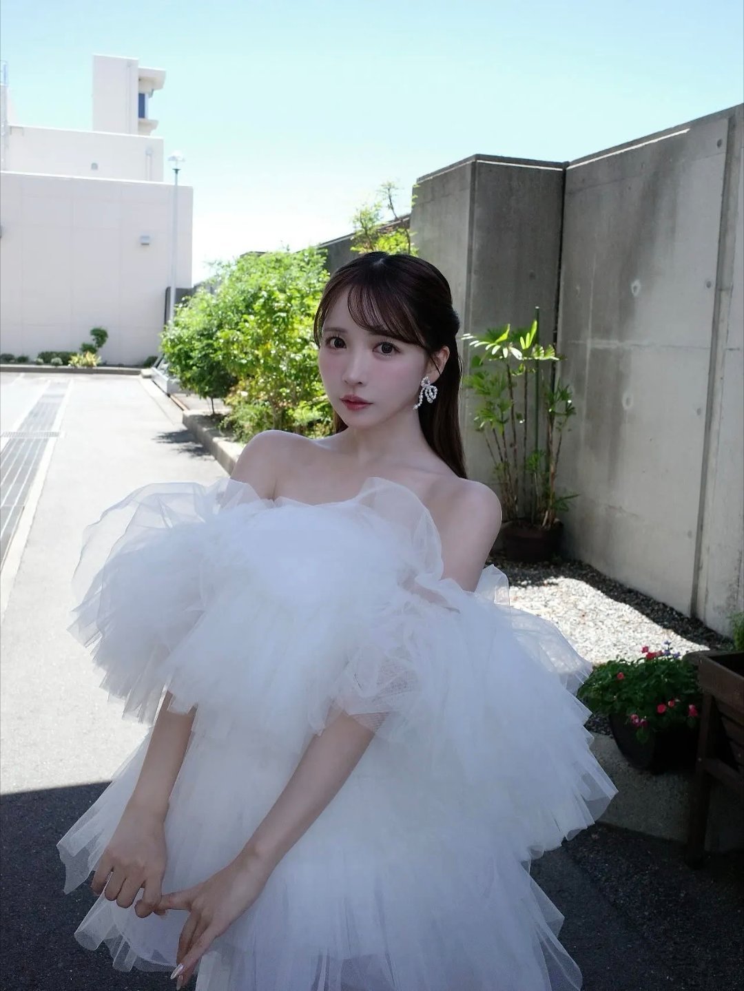 一年前，一位即将结婚的日本女子去试婚纱，发现三上悠亚曾试穿过这套婚纱，大怒，称没