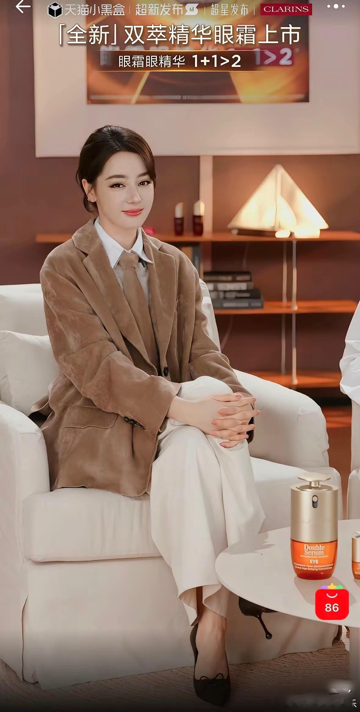 发现了没，迪丽热巴有一个非常明显的变化，不是她的五官变了，而是整个人的气场完全不