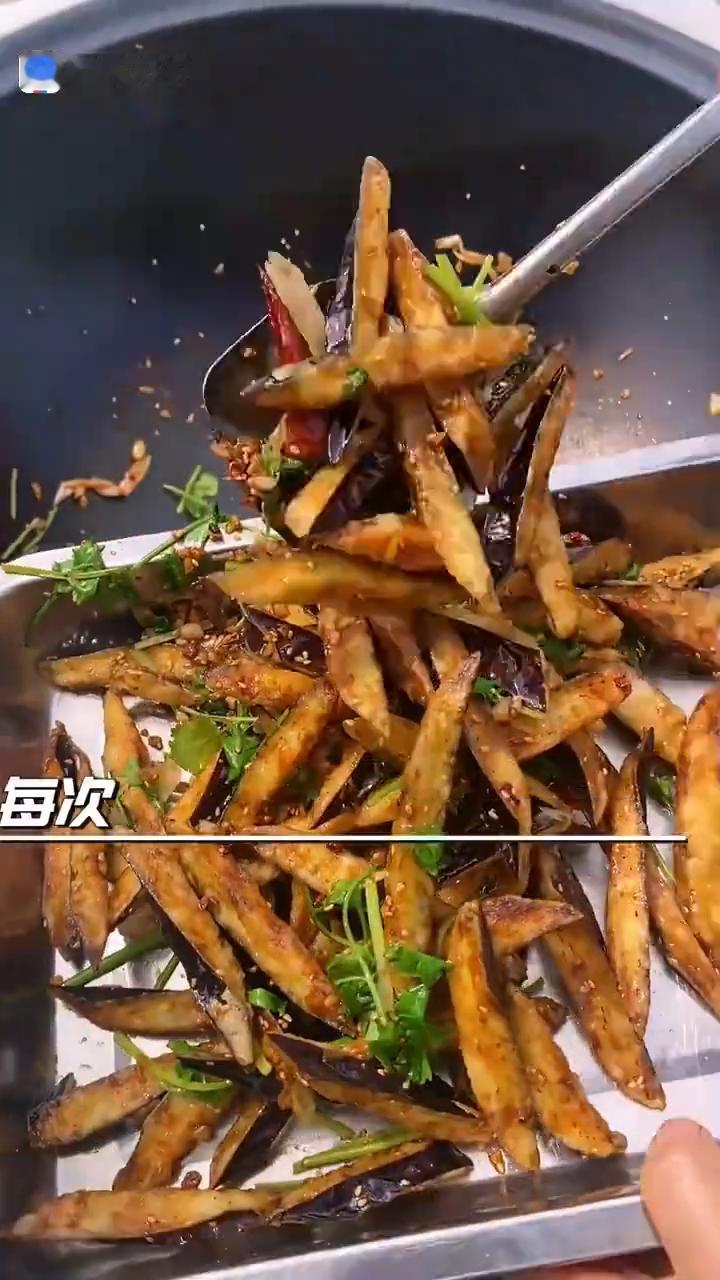 风味茄子。我妈做的风味茄子谁还没有吃过我都会伤心的，每次端上桌都老受欢迎了。还