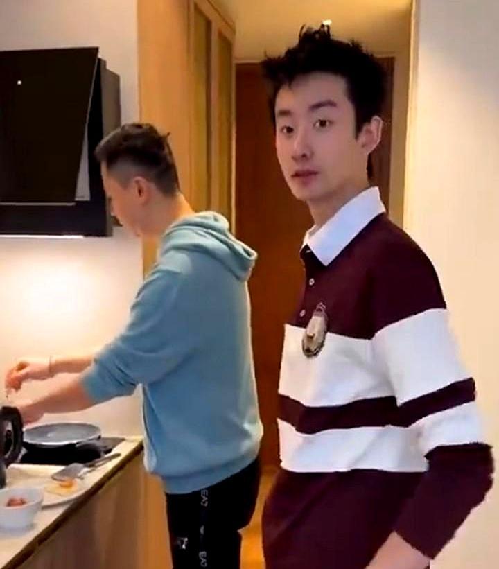 昨晚，肖国栋端出一碗鸡蛋面，笑说“明天轻点打”。吴宜泽嘿嘿点头，心里却没打算让。