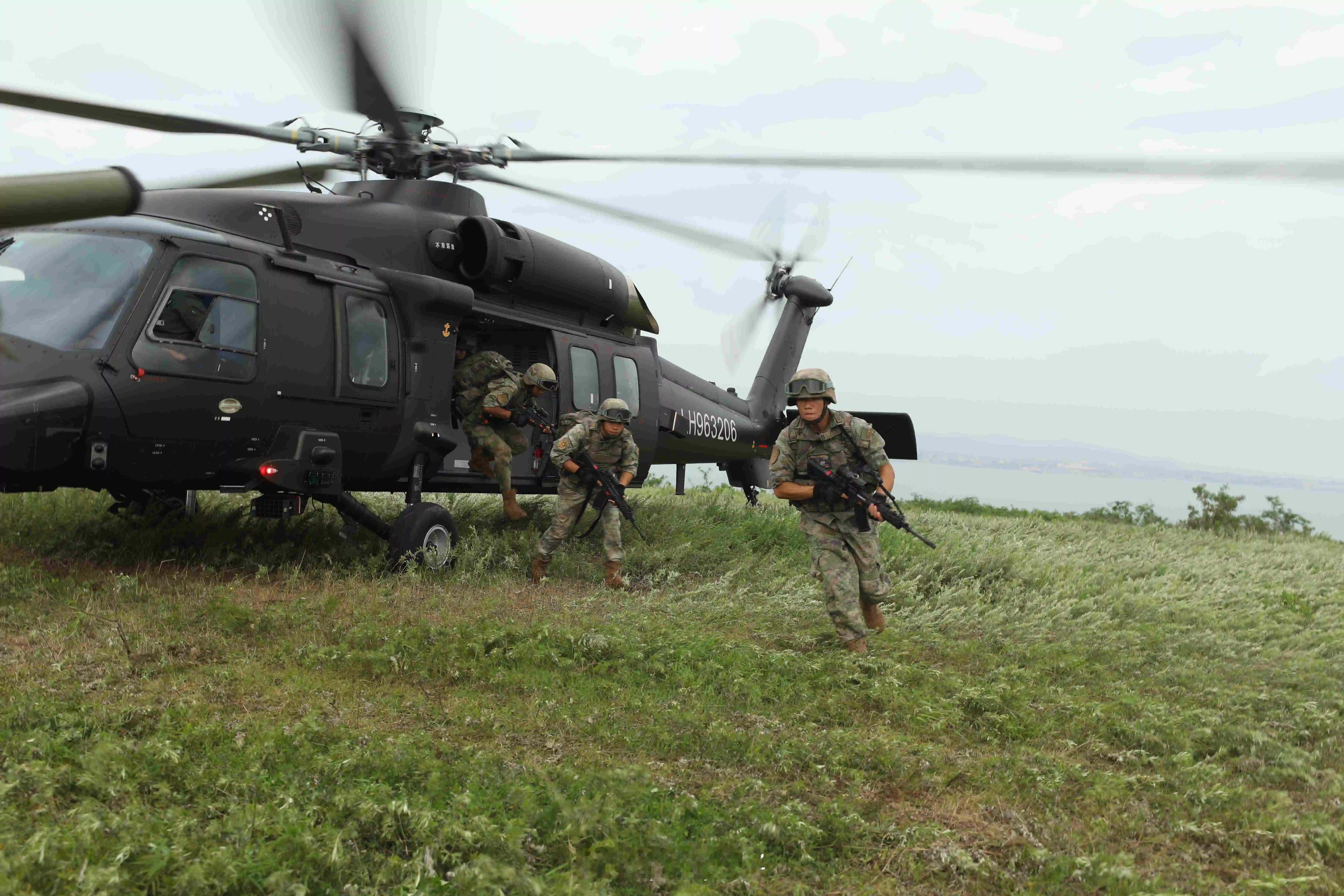 80集团军某部的直20，至此陆军全部15支陆航力量列装了直20；空军列装直20的