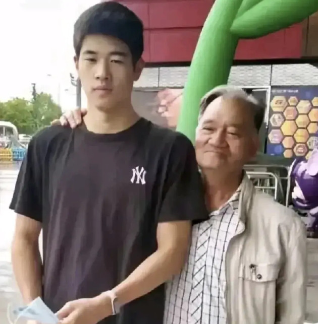 潘展乐处于状态低谷期的具体原因，潘展乐的爷爷最有发言权。潘展乐在巴黎奥运会，