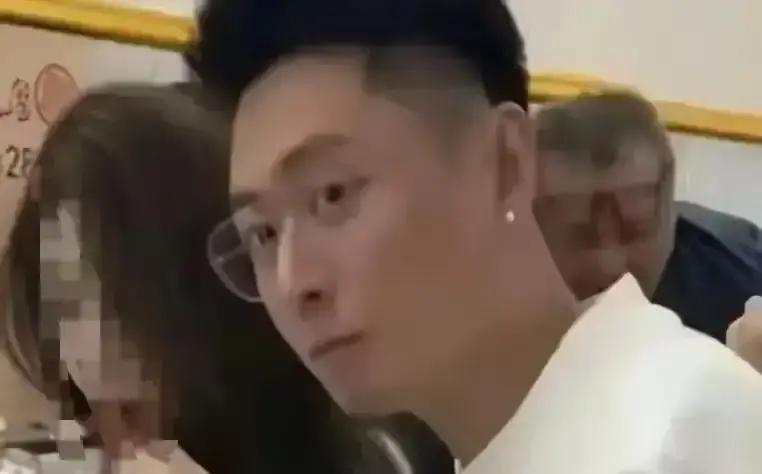 张嘉倪在2024年开了37场直播，场均流水过120万。这笔钱，是她离婚后，一