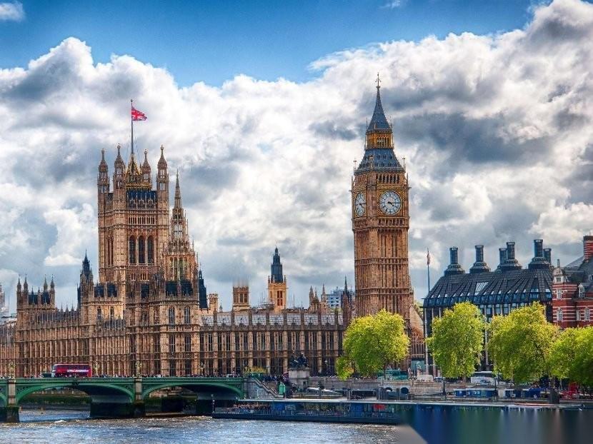 这年头真的少见！老牌军事强国英国，居然硬生生把自己的陆军炮兵重武器全当了顺水人情