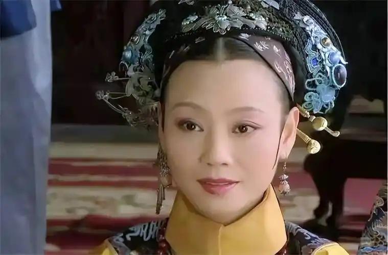《甄嬛传》：别被端妃给骗了，她才是剧里真正藏得最深的狠角色。当年那碗红花，