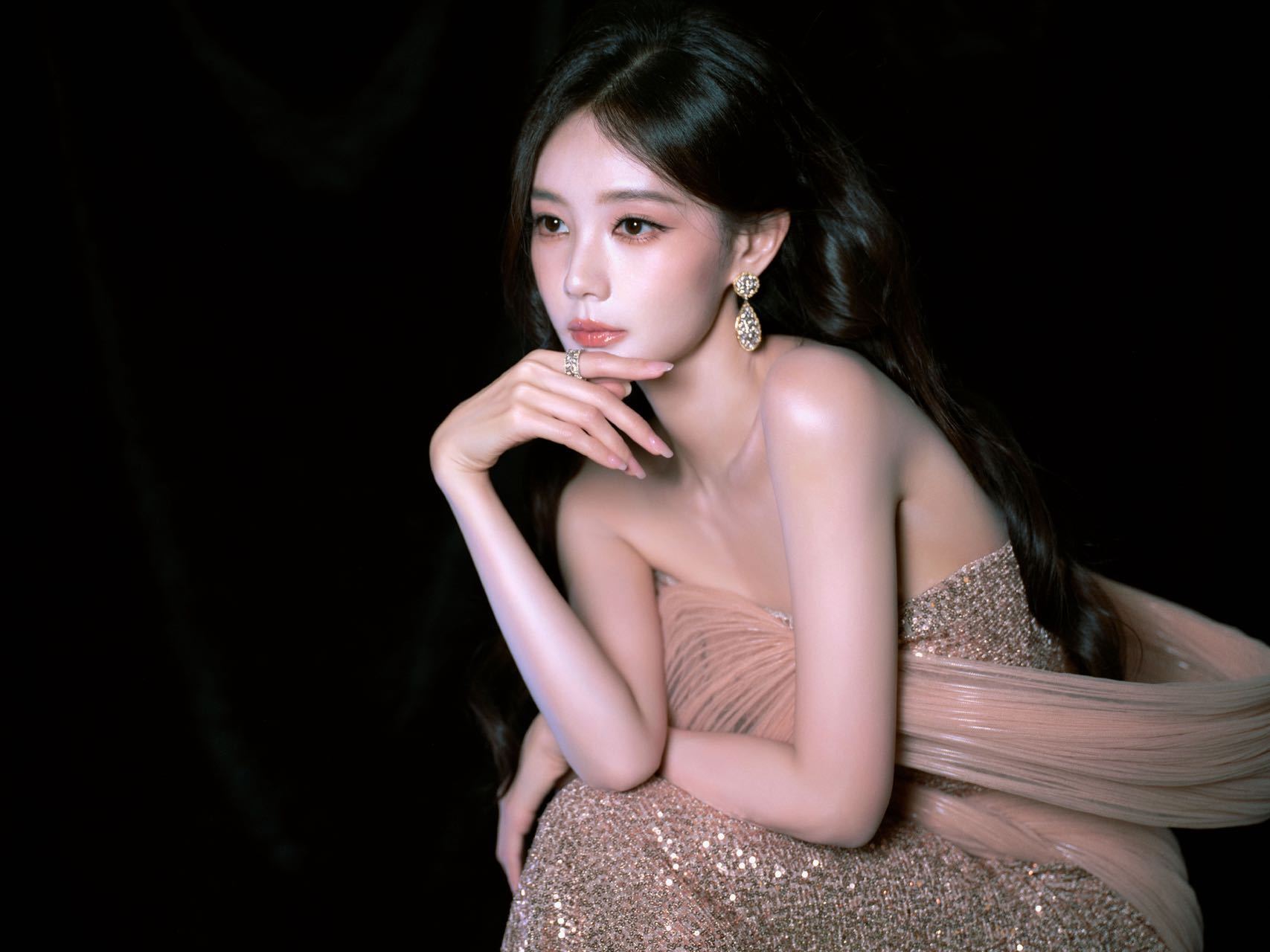 李一桐把土星穿身上了李一桐穿特别定制好美李一桐出场就是视觉盛宴，特别定制人鱼礼服