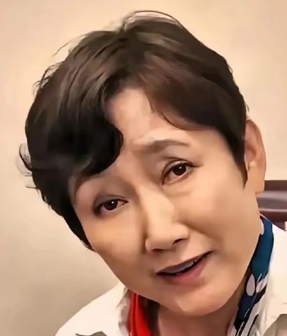 年轻时候的成方圆，柳叶眉、杏眼，樱桃嘴，五官比较标致，长相有辨识度，在那时算得上