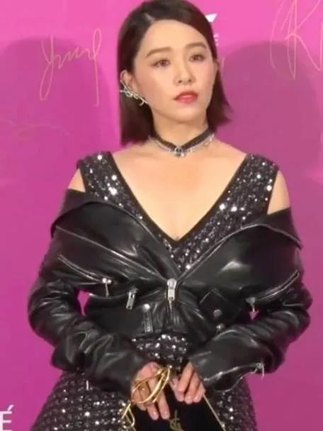 7月23日，阚清子直播时状态和以往大不相同，圆润的脸蛋藏都藏不住。面对粉丝们“是