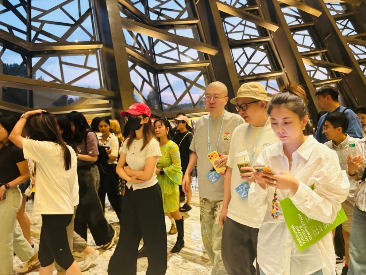 身姿挺拔，人群里一眼就看到你了​​​
