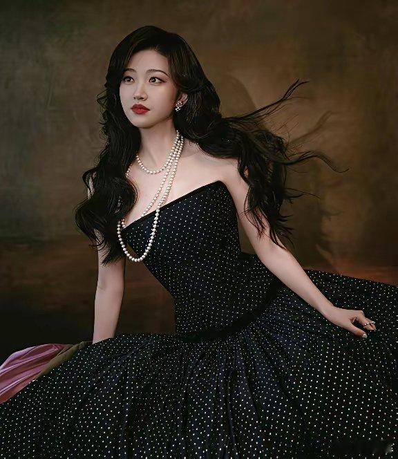 整件风波发酵到如今，真正令人感慨的，并不是网传三千万彩礼这笔纠葛，而是景甜两任前