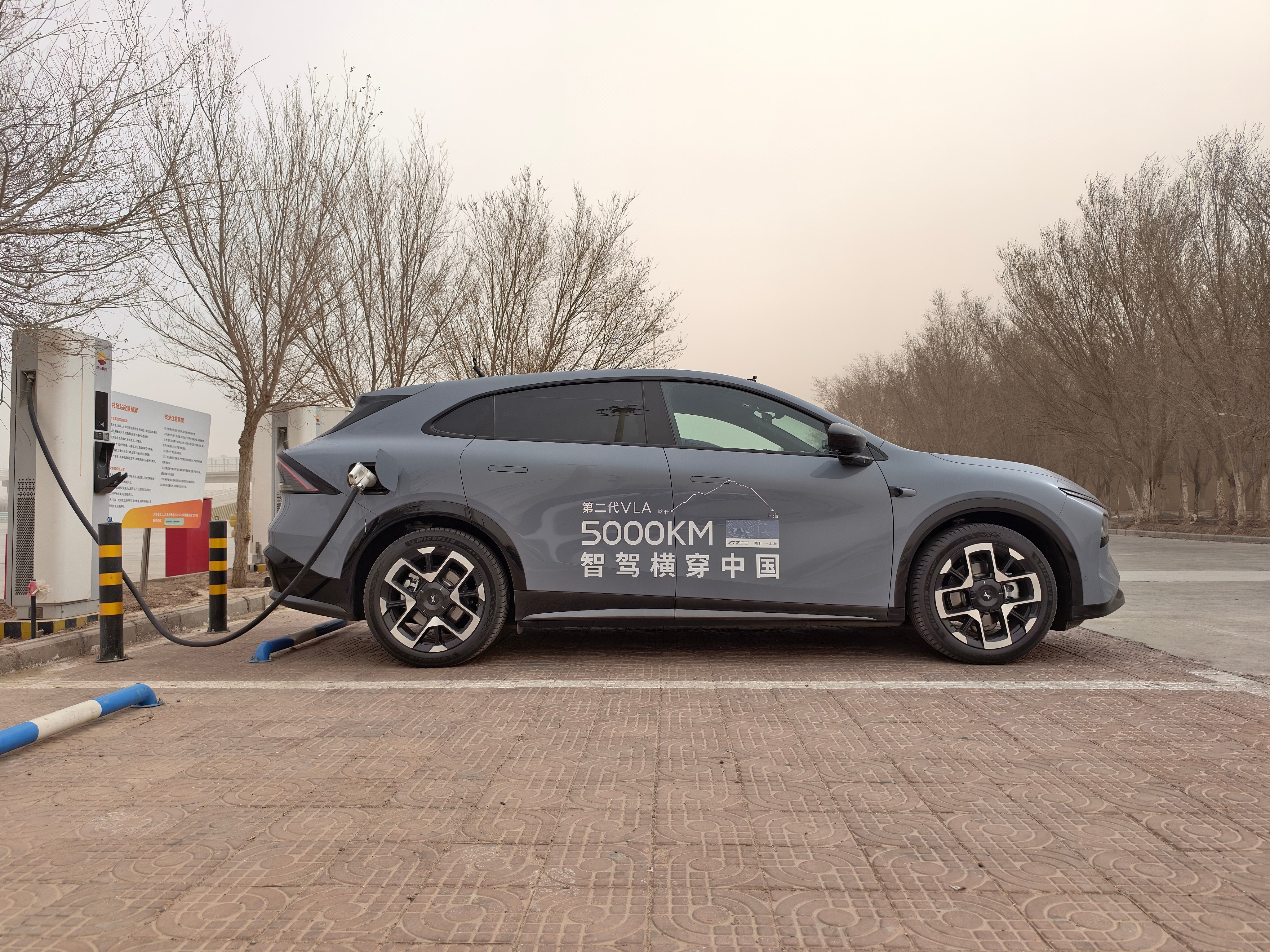 出发前我寻思，第一天应该没啥难度，不是，新疆喀什地广人稀的能有啥难度啊？沙尘暴了