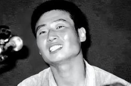 1983年，曾叛逃到台湾的飞行员王学成结婚了，在婚礼上，王学成开心极了，但与他站