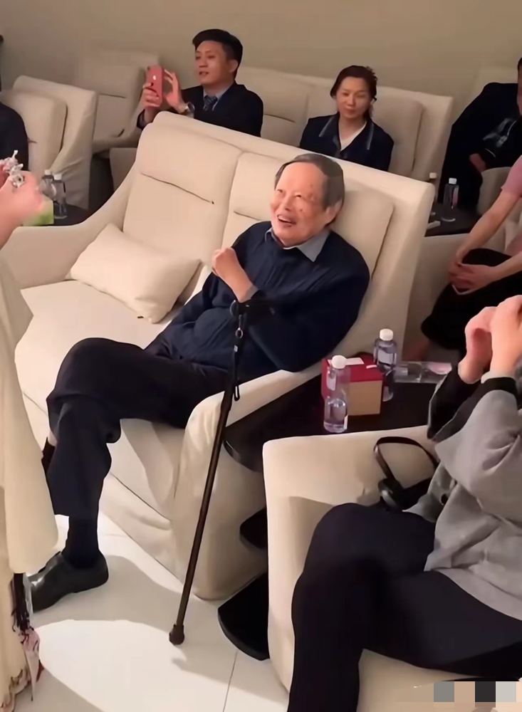 103岁杨振宁给49岁翁帆庆生，请来昆曲演员给翁帆扮上她最喜欢的大青衣，翁帆真美